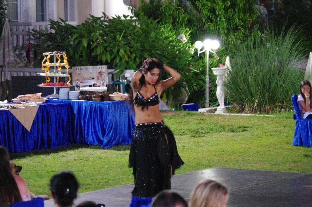 Wieczorna animacja.Pani wykonująca taniec brzucha. Ölüdeniz Turquoise Hotel