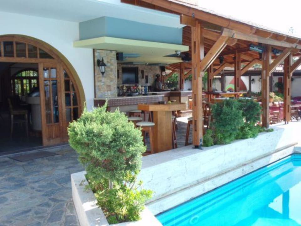 Bar & pool Gaia Garden Hotel