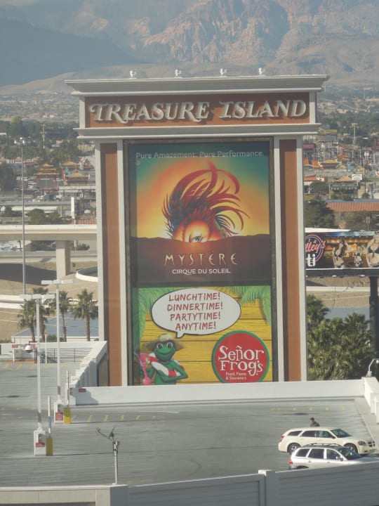 TI mit Bergen im Hintergrund Treasure Island - TI Las Vegas Hotel & Casino