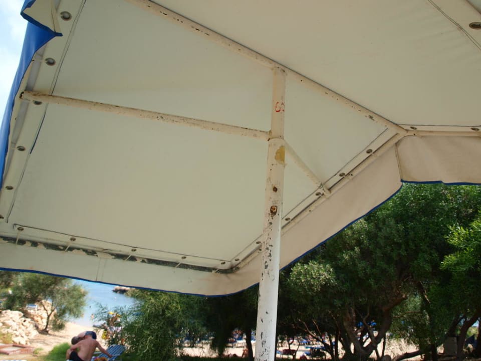 Rostiger alter Schirm Hotel Mimosa Beach