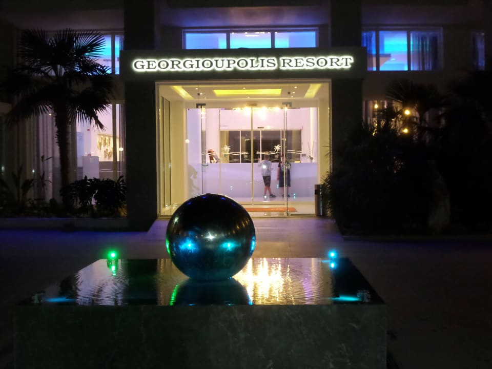 Eingang am Abend HARPIN Georgioupolis Resort Aquapark & SPA