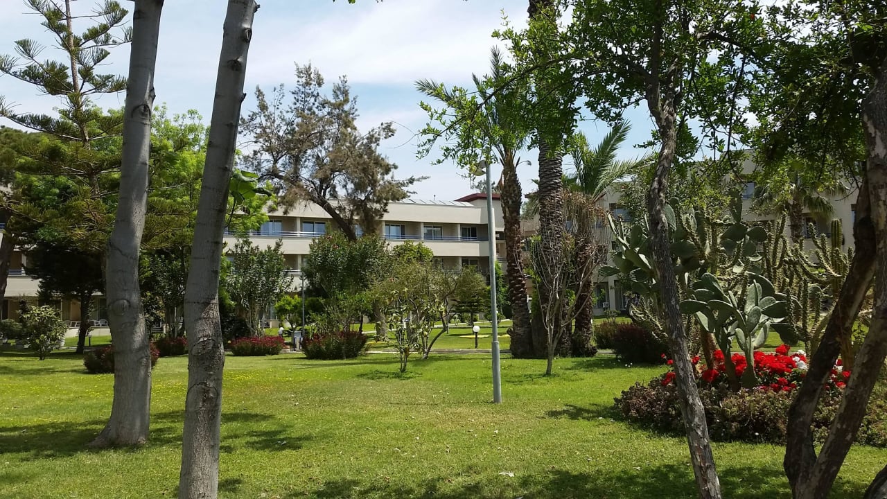 Gartenanlage mit Hotelkomplex Labranda Alantur Resort