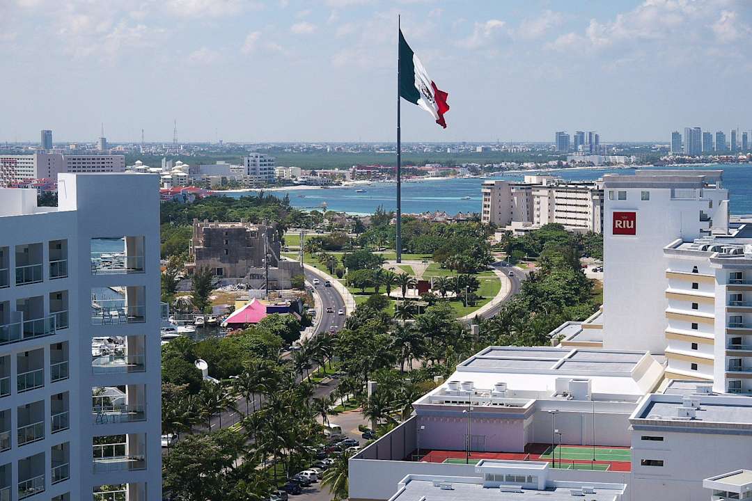 Blick auf die Strasse und das Nachbarhotel Hotel Riu Palace Peninsula