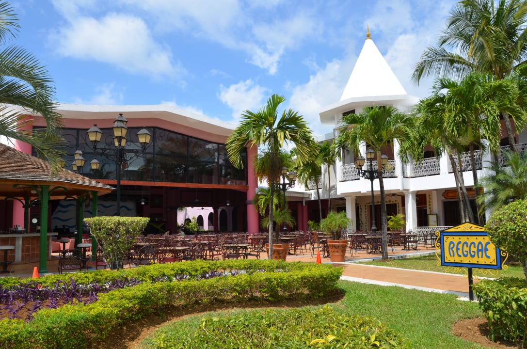 Gartenanlage mit Showbühne Hotel Riu Palace Tropical Bay