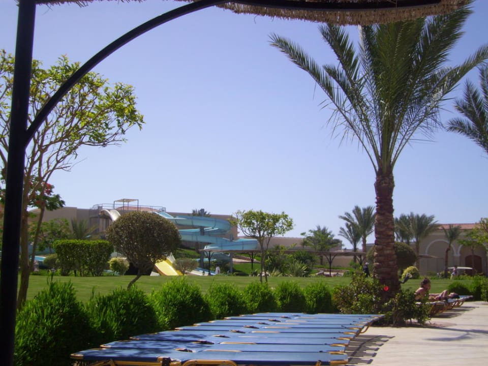 Nad basenem- leżaki Jaz Mirabel Park & Club