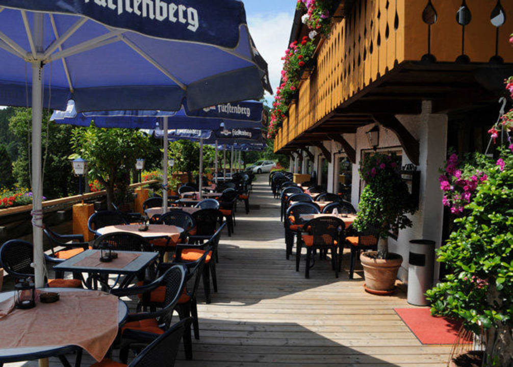 Bewirtung auf der großen Terrasse Heizmannshof Hotel & Restaurant