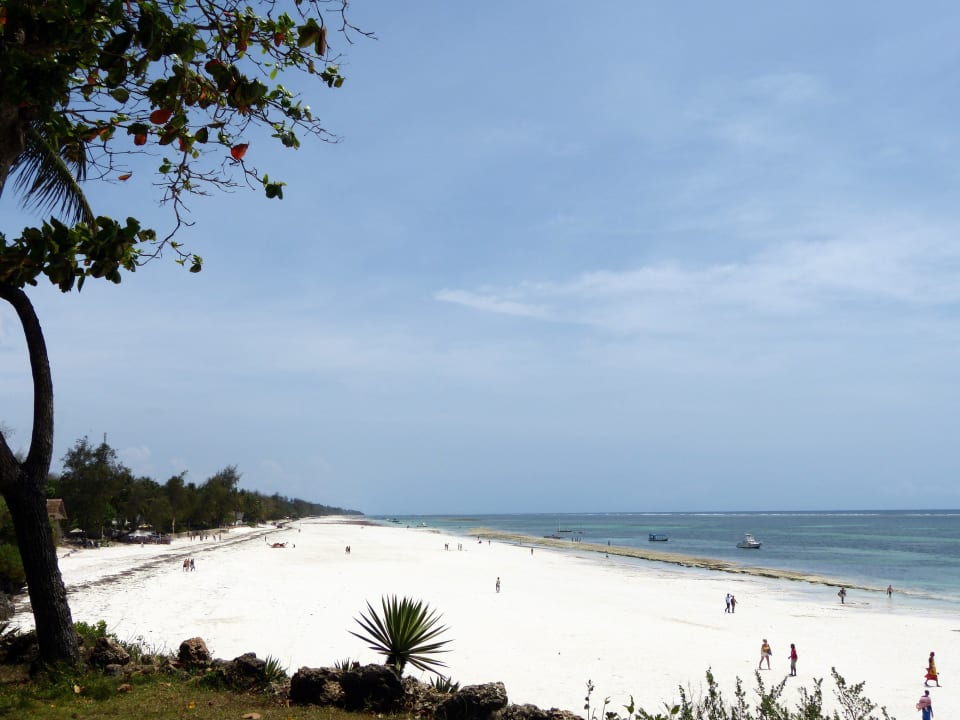 Blick auf den weißen Diani Beach Baobab Beach Resort & Spa