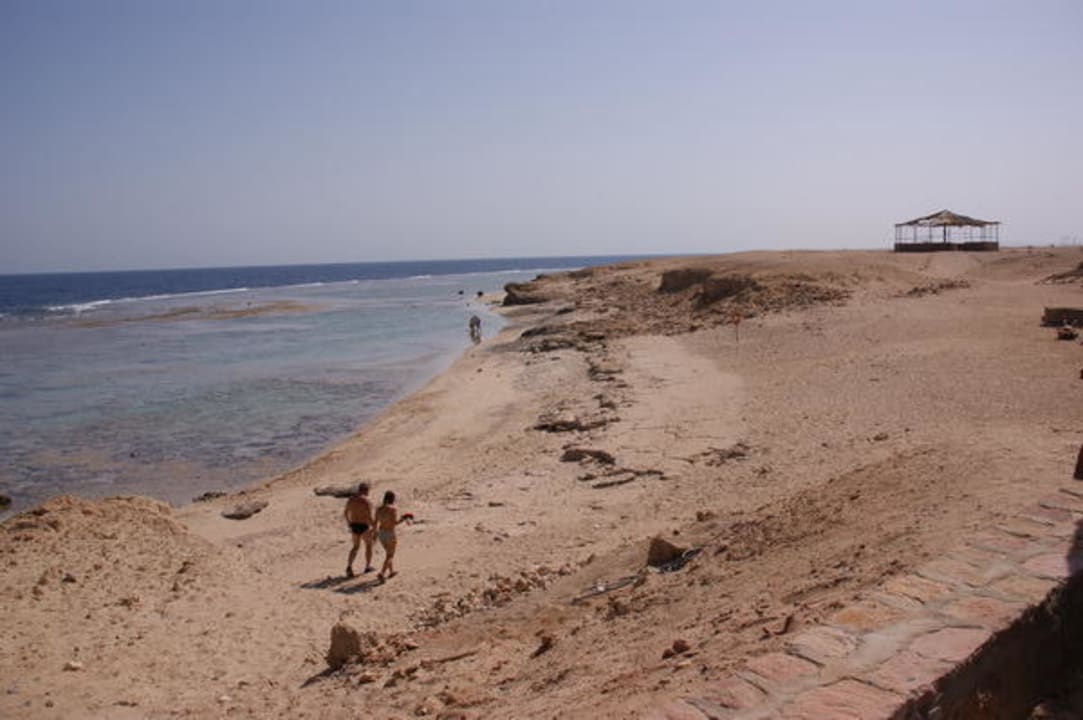 Blick auf den kleineren Strand Hotel Carnelia Beach Resort