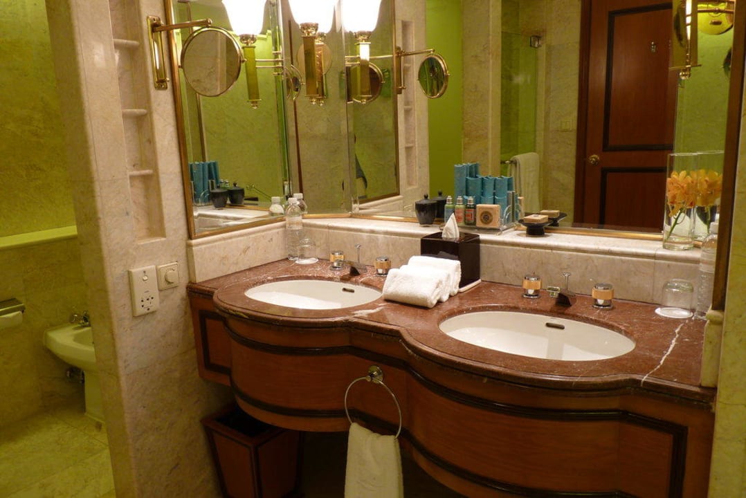 Krungthep Wing Deluxe Balcony Room Shangri-La Hotel, Bangkok