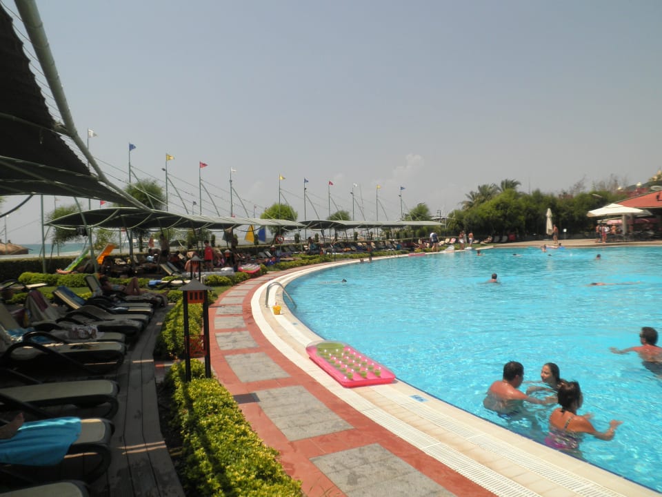 Zwembad aan zee Limak Lara Deluxe Hotel & Resort