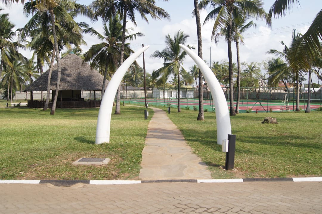 Blick zur Bar an den Tennisplätzen PrideInn Flamingo Beach Resort & Spa