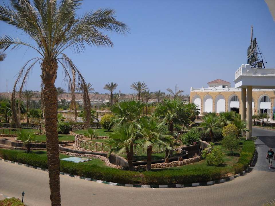 Widok z okna na ogród i wejście główne do hotelu Hotel Amarante Garden Palms Resort