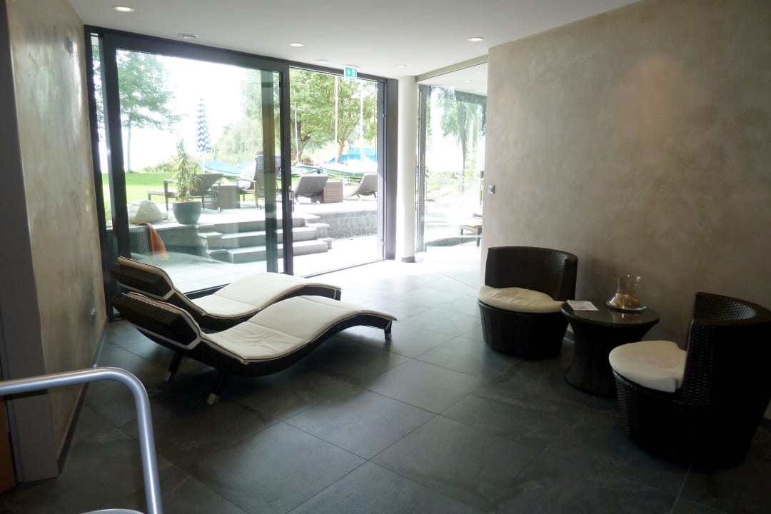 Vom Spa durch große Schiebetüren zum Außenbereich  Hotel-Restaurant Schwedi