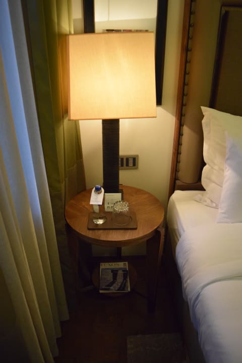 Nachttisch neben dem Bett The House Hotel Vault Karakoy