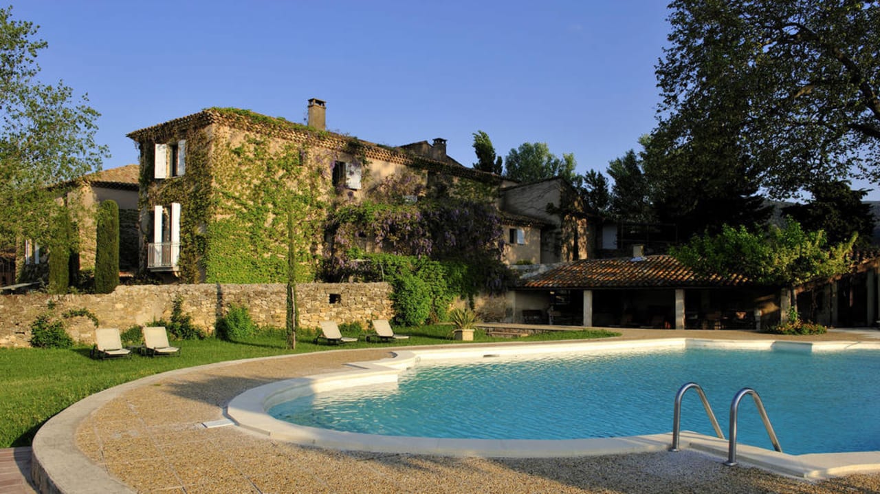 Pool- und Außenansicht des Hotels Hotel Le Mas de Guilles