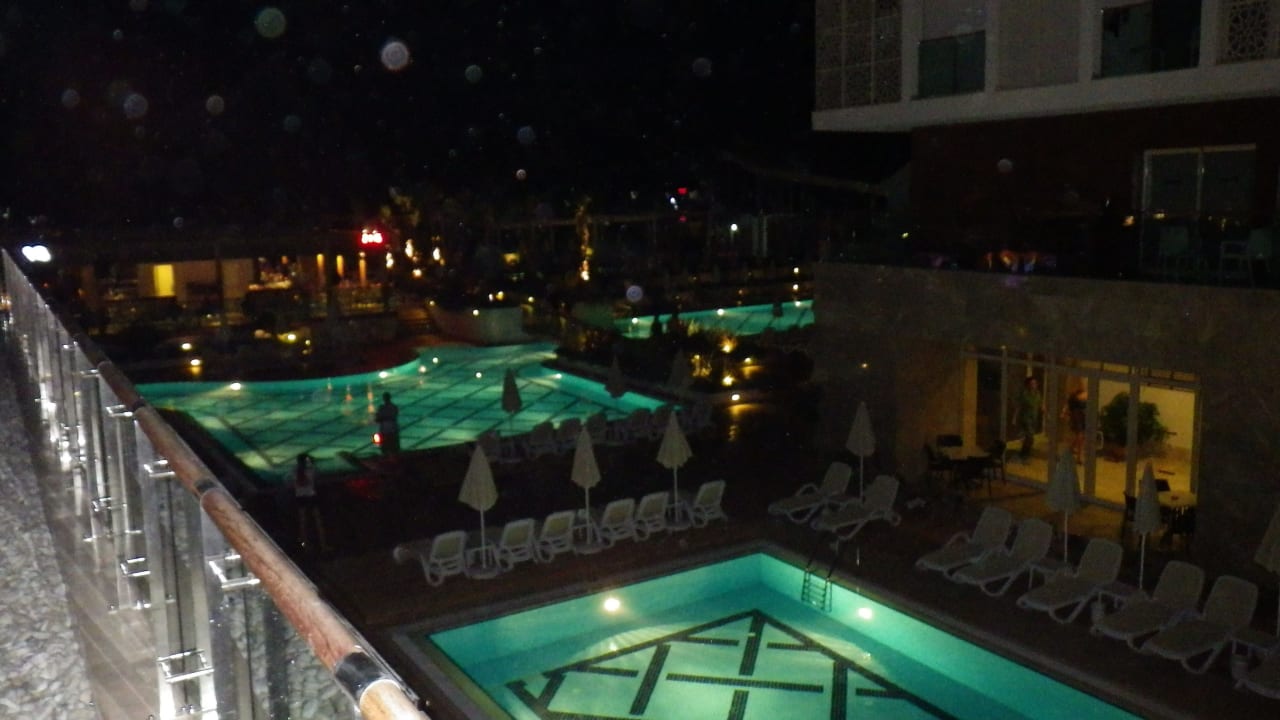 Von Dachterrasse zum Innenhof - und großer Pool mit Bar  Sentido Trendy Verbena Beach