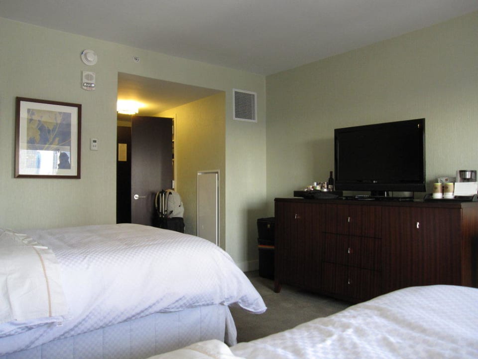 Traumhafte Betten mit zig Kissen Hotel The Westin Jersey City Newport