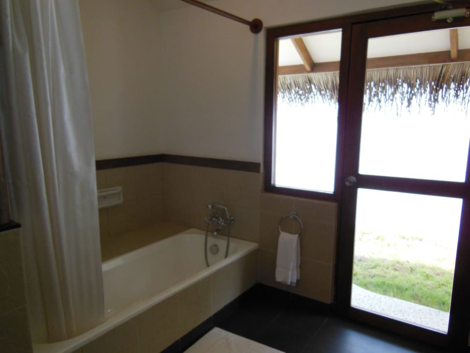 Badezimmer mit Gartenzugang Kuramathi Maldives