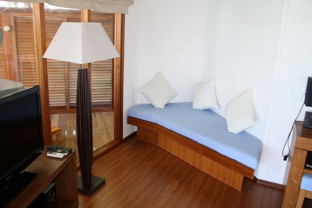 Sitzecke in der Wasservilla Kuramathi Maldives