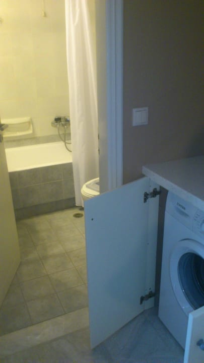 Между спальней и ванной Radamanthy's Hotel Apartments