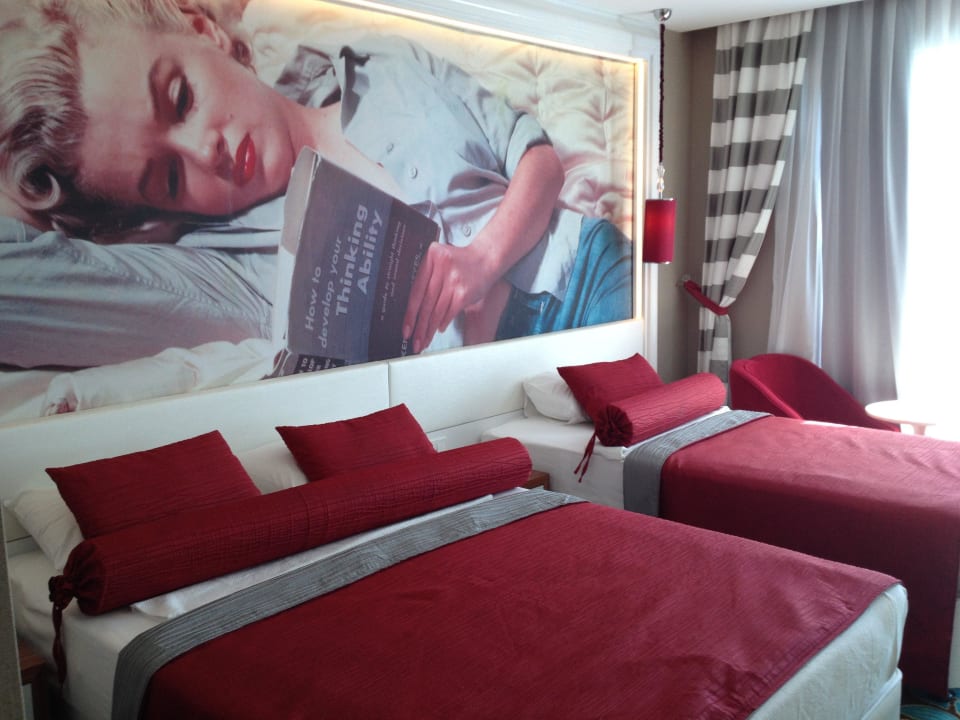 Modernes Design hinter dem Bett Vikingen Infinity Resort & Spa