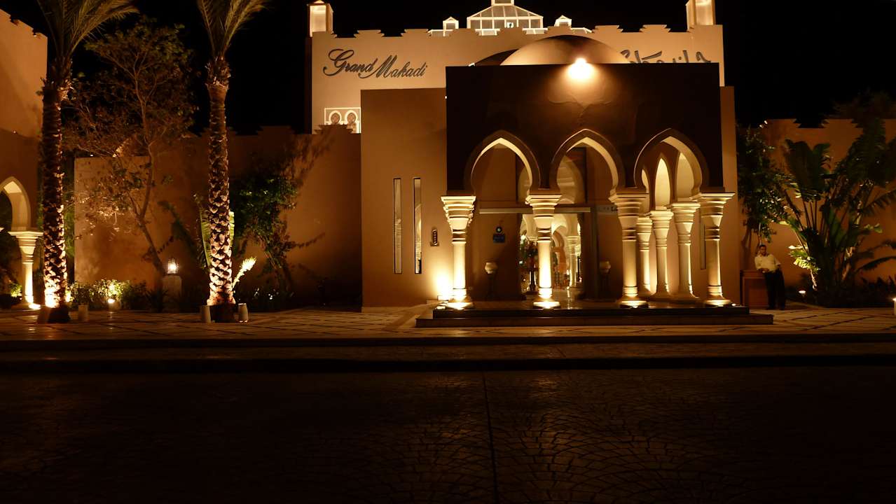 Hoteleingang bei Nacht Grand Makadi
