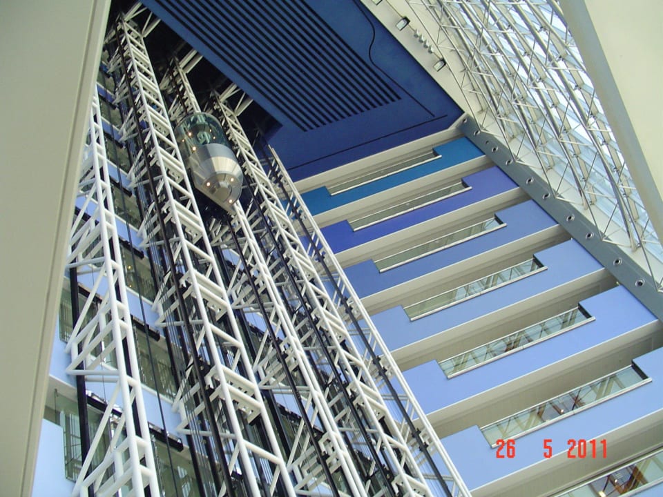Innen die Anlage der Fahrstühle Hotel Jumeirah Emirates Towers