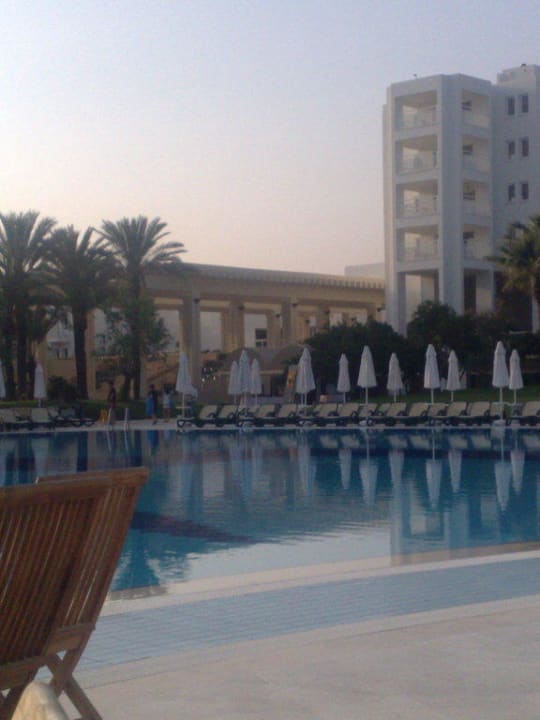 Von der Poolbar Richtung Hauptgebäude Monachus Family Resort Sorgun