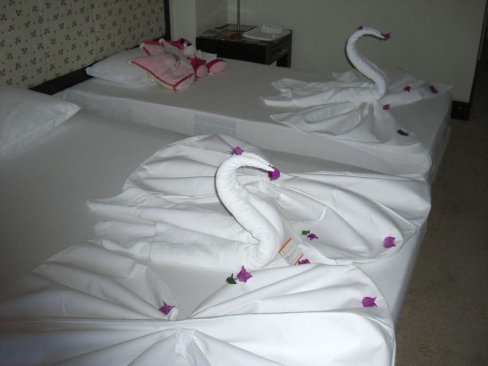 Liebevoll gemachte Betten im Hotelzimmer Asteria Collection Side