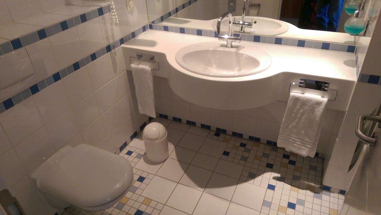 Teil des Badezimmers Welcome Hotel Meschede