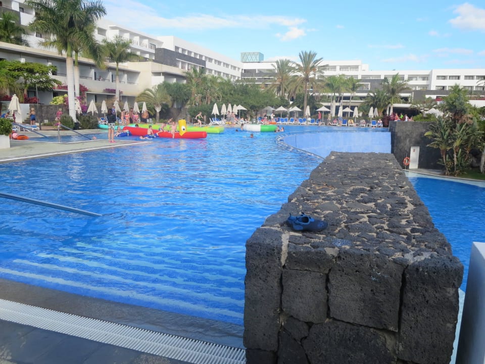Aufgebaute Spielmöglichkeiten im oberen Pool Hotel Costa Calero