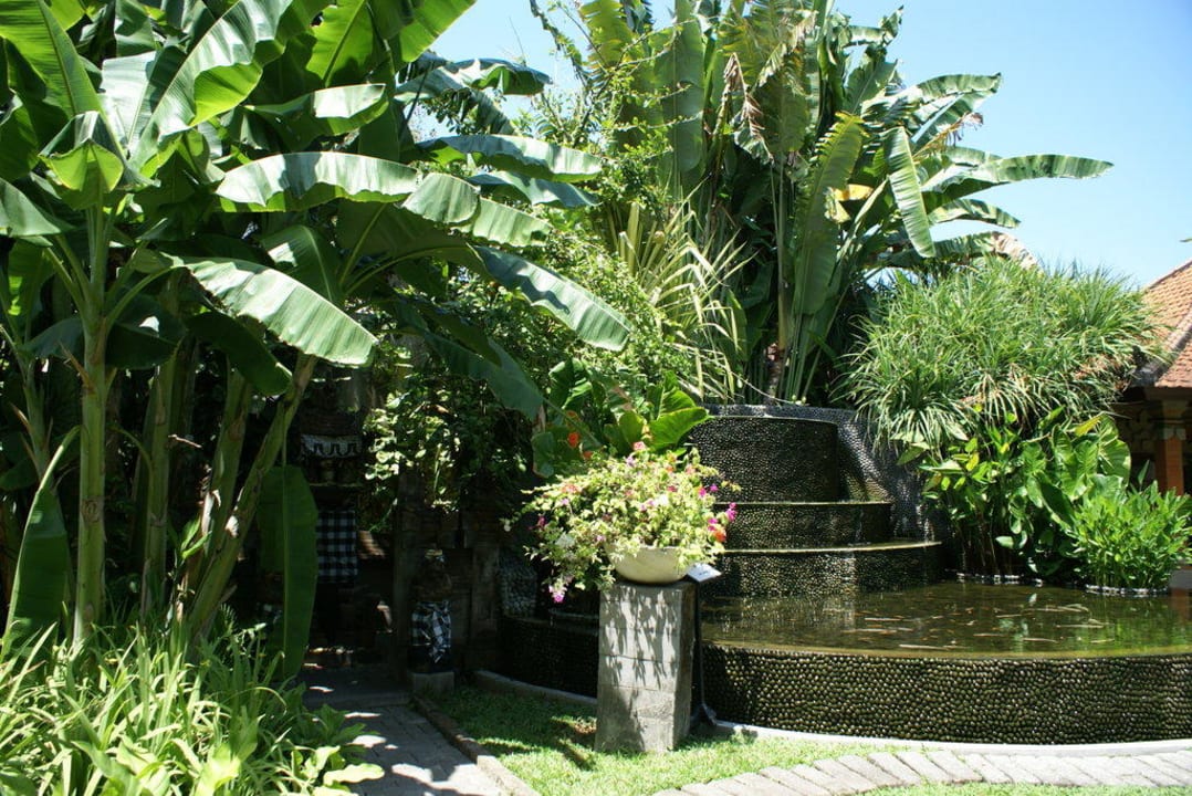 Teich- und Brunnenanlage im Garten Puri Santrian