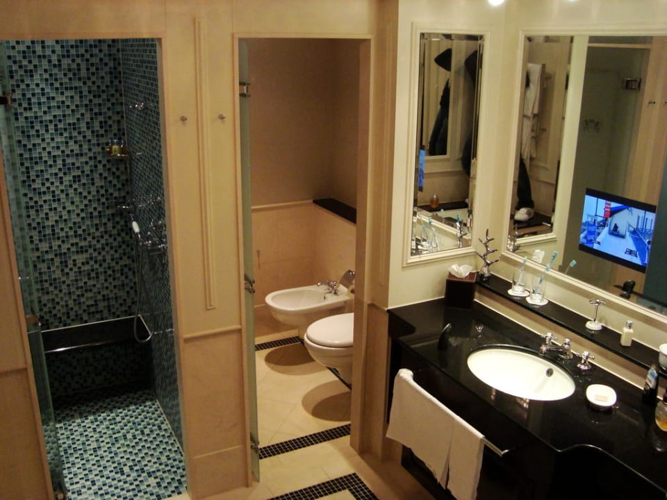 Bad im Deluxe-Zimmer Breidenbacher Hof