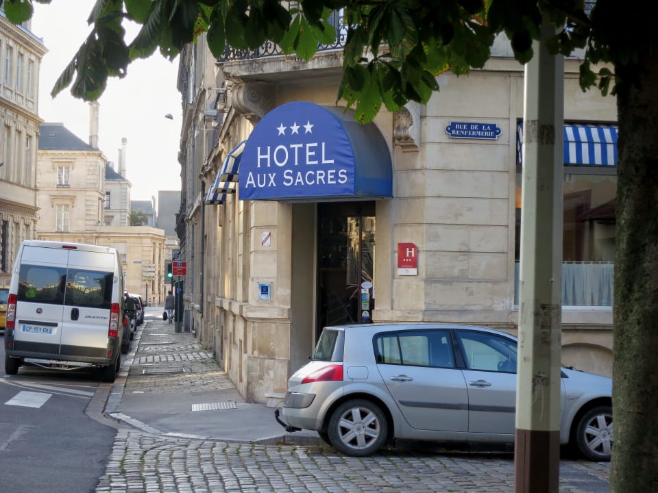 Hoteleingang, geradeaus Weg zur Kathedrale Hotel Aux Sacres