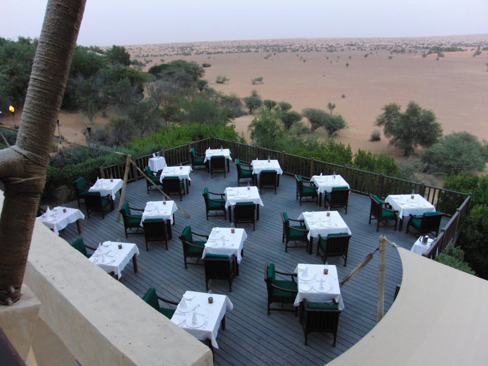 Blick auf Wasserloch und Wüste Al Maha, A Luxury Collection Desert Resort & Spa