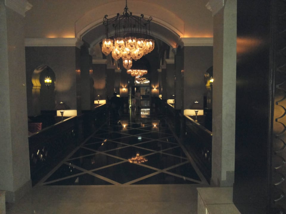 Weg zur Lobby durch die Bar Miramar Al Aqah Beach Resort