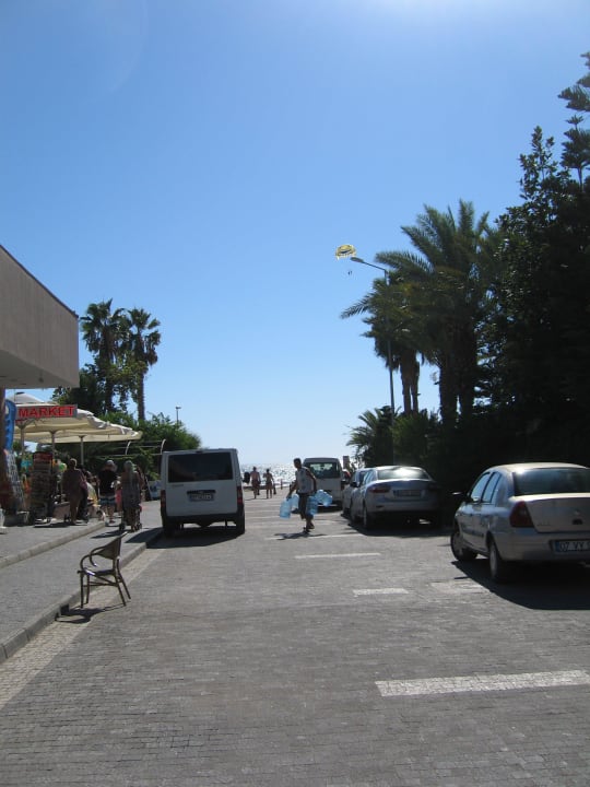 Die Einkaufsstraße direkt vor'm Hotel Side Bay Hotel