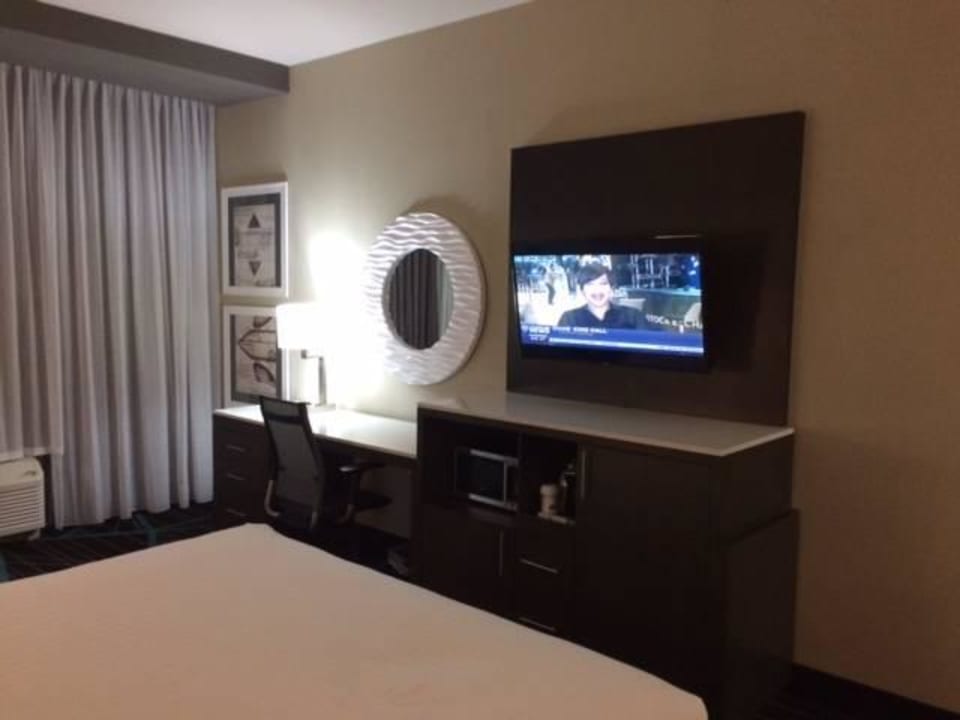 I bardzo dobrze wyposażony Holiday Inn Express & Suites Charlotte Airport