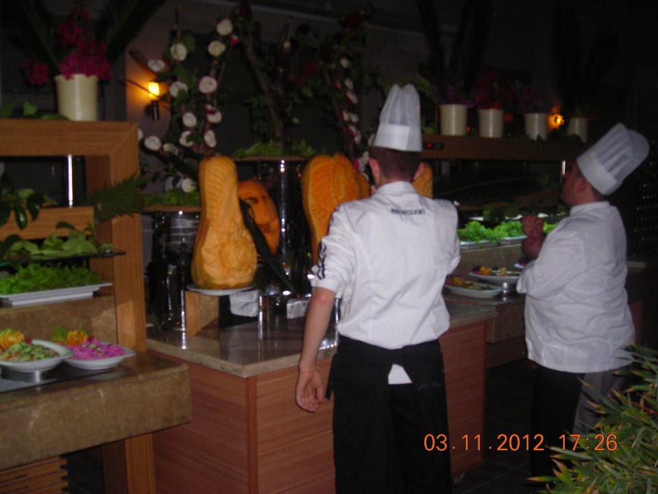 Buffet royal Saturn Palace Resort Hotel