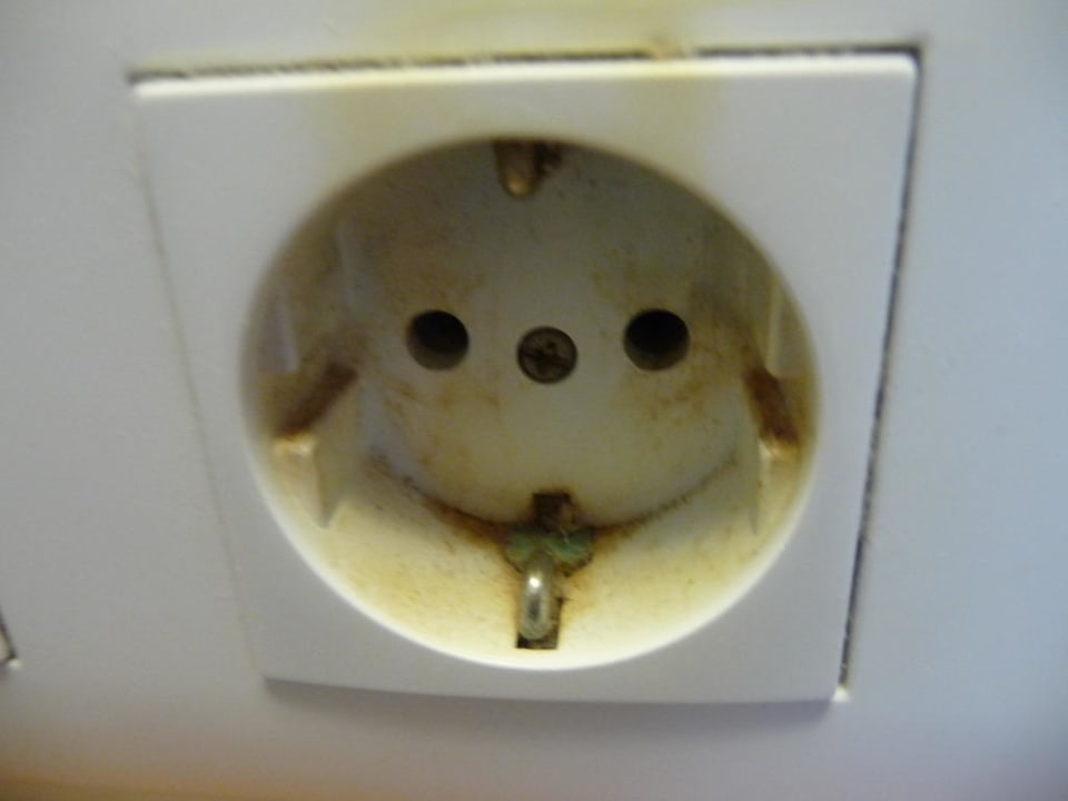 Steckdose auf meiner Seite neben dem Bett Moon Dreams Marina Parc