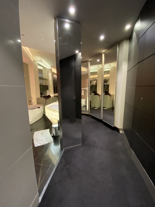 Zimmer V Hotel Dubai, Curio Collection by Hilton