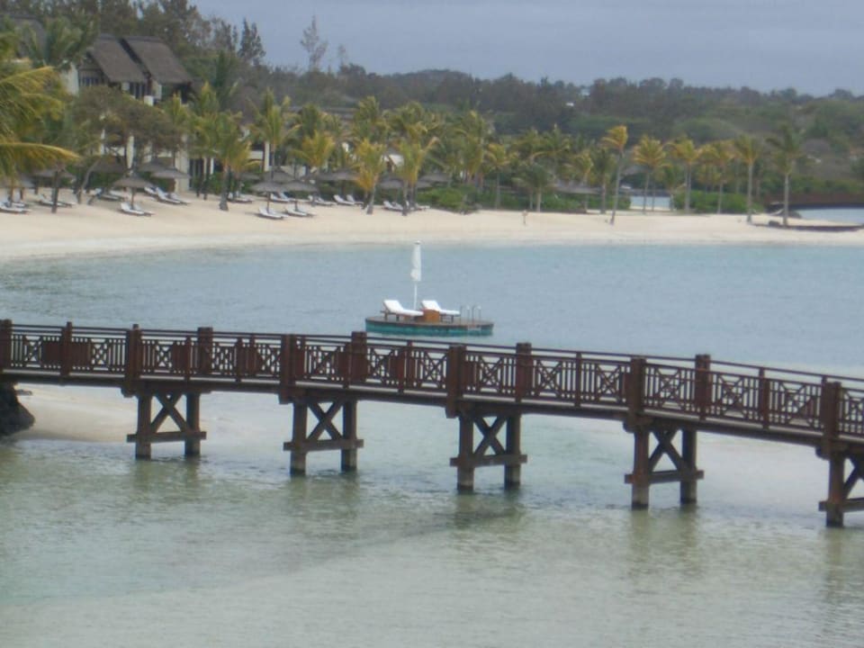Blick auf eine Holzplattform mitten im Meer Shangri-La Le Touessrok Mauritius