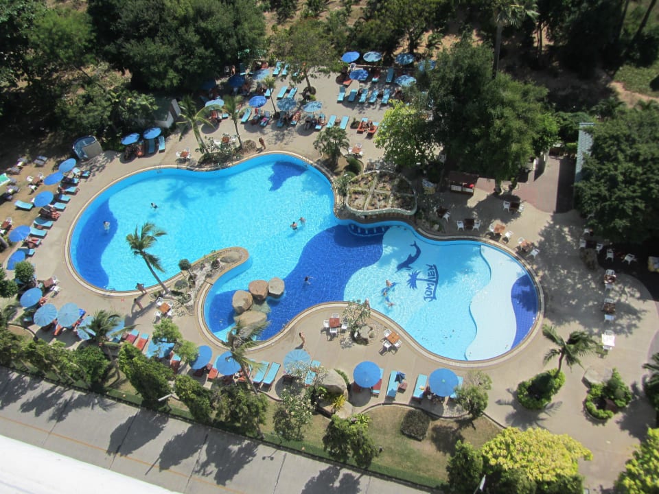 Blick vom Balkon auf den Pool Hotel Grand Jomtien Palace