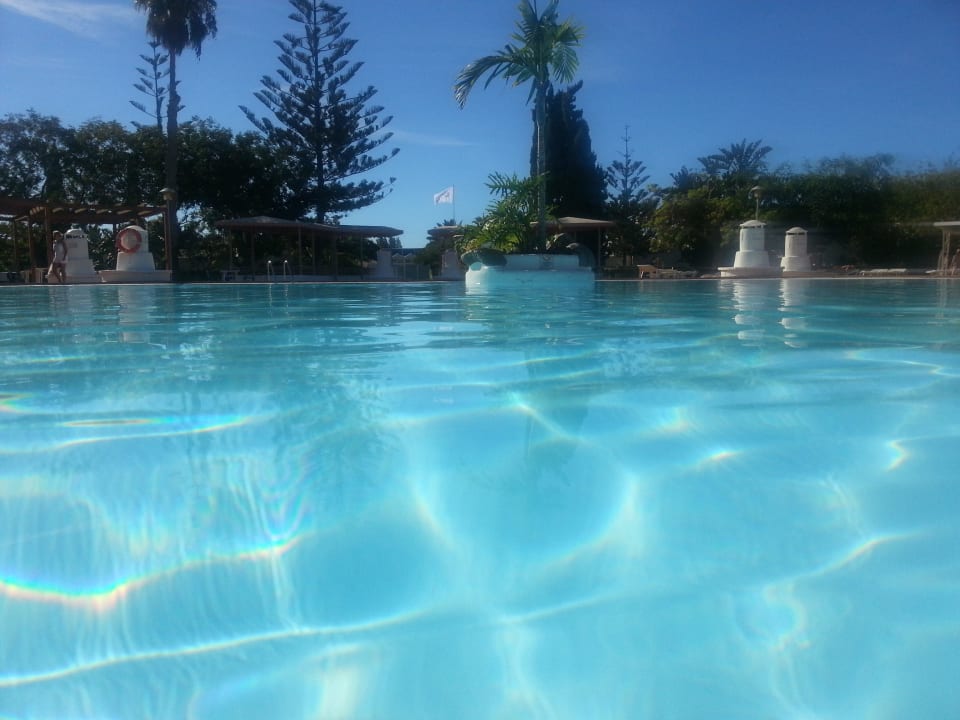 Pool / Blickrichtung zur Rezeption Bungalows Cordial Sandy Golf