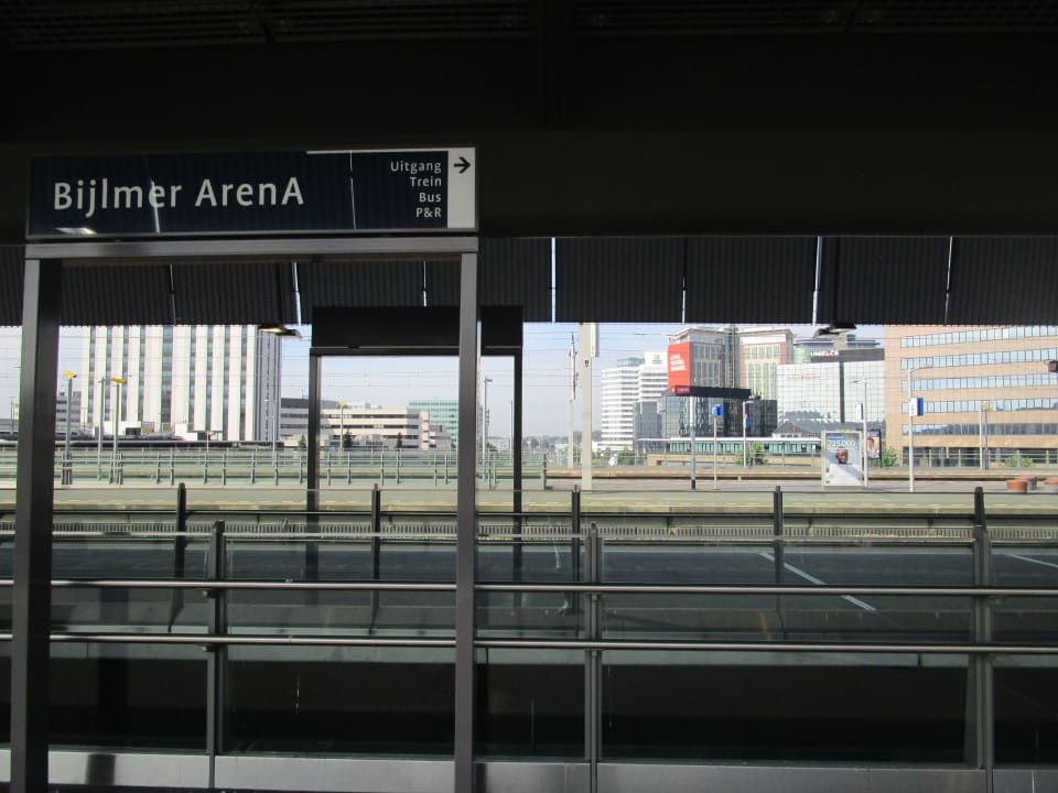 Von U-Bahn zum Hotel Holiday Inn Express Amsterdam - Arena Station