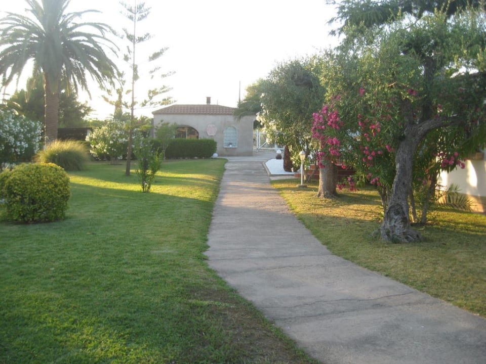 Hauptweg zum Eingang Bungalow Park Colibri