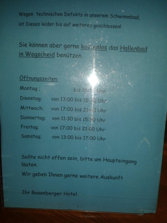 Hinweisschild an der Rezeption das Hallenbad zu is Landhotel Rosenberger