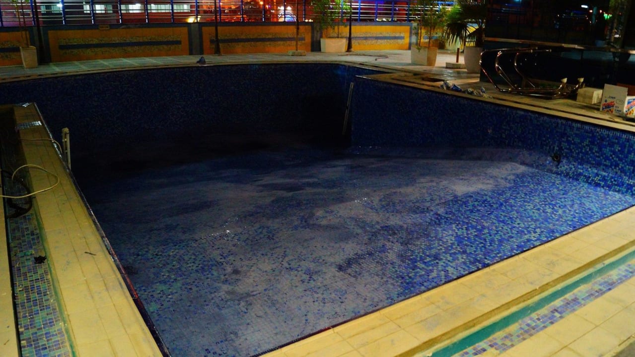 Closed outdoor swiming pool, no info on webside Golden Tulip Media Hotel