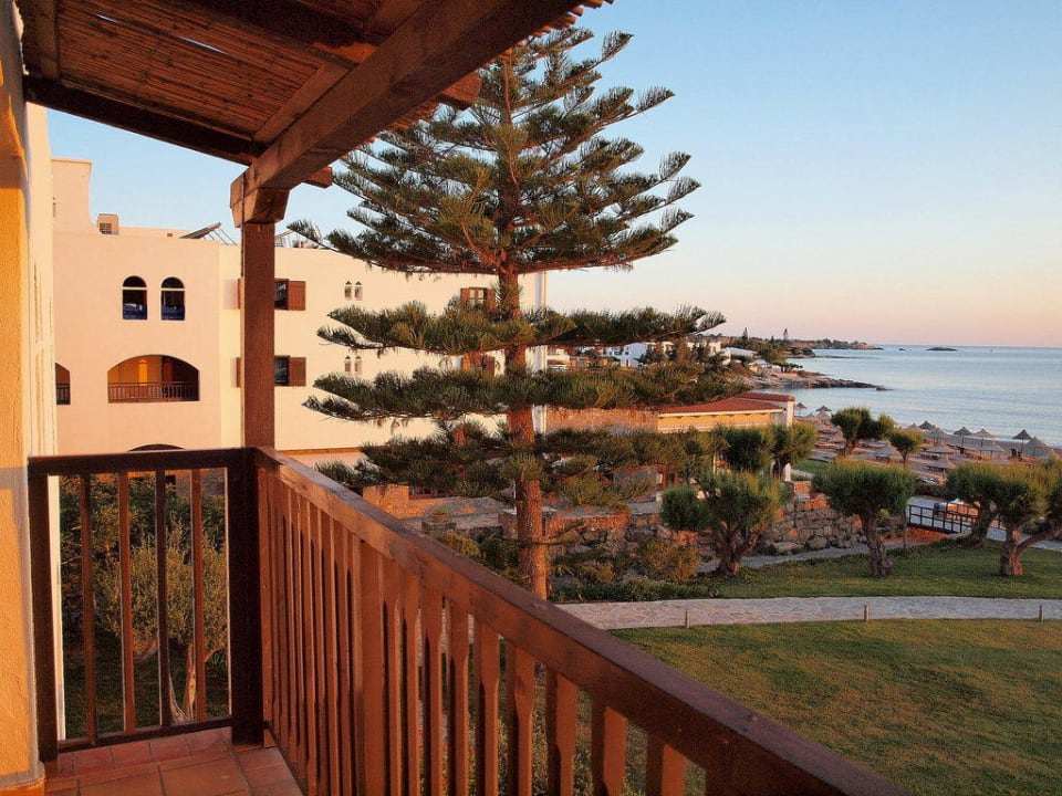 Vom Balkon, rechts Hauptrestaurant Creta Maris Resort