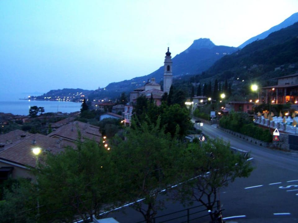 Blick vom Hotel auf das abendliche Gargnano Hotel Meandro